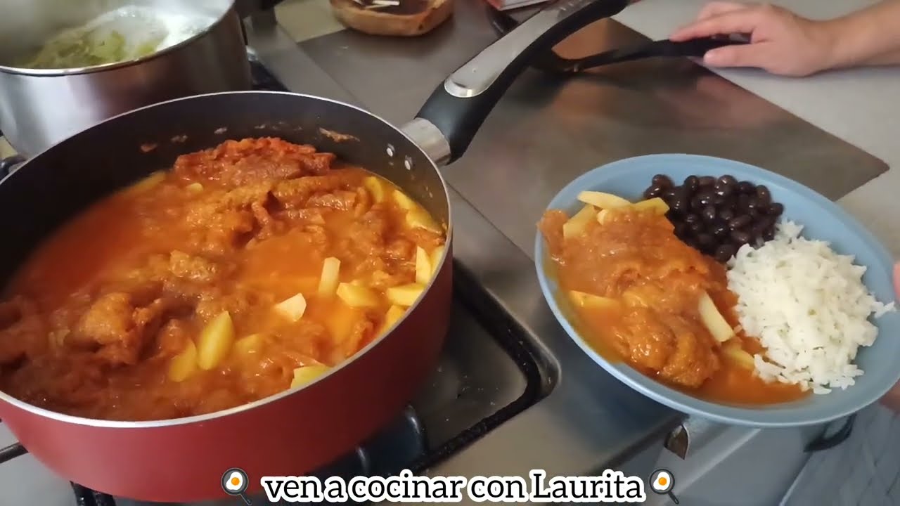 Deléitate con este exquisito chicharrón en salsa roja con papas
