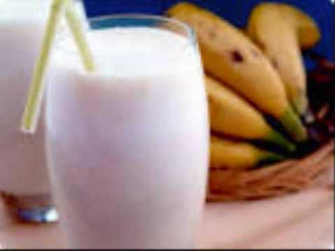 Beneficios de tomar banano con leche